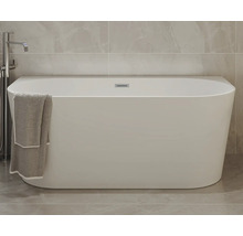 Voľne stojaca vaňa s držiakom na uteráky v kúpeľni.