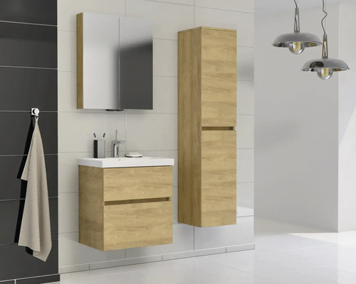 Kúpeľňa s umývadlovou skrinkou, zrkadlovou skrinkou a vysokou skriňou