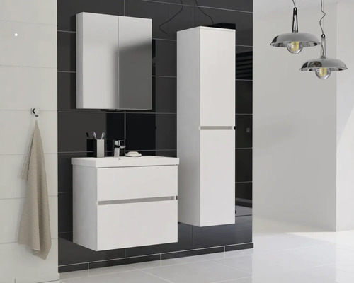 Kúpeľňa s umývadlom, zrkadlovou skrinkou a vysokou skriňou