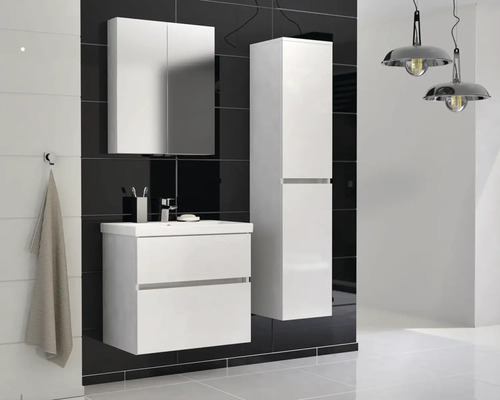 Kúpeľňa s umývadlovou skrinkou, zrkadlovou skrinkou, vysokou skrinkou a dvoma lampami