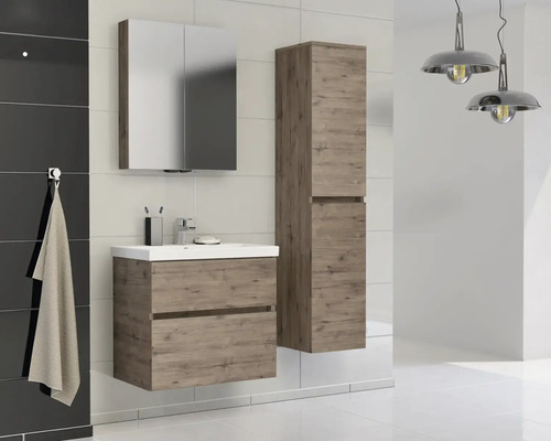 Kúpeľňa s umývadlom, zrkadlovou skrinkou a vysokou skrinkou