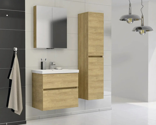 Kúpeľňa s umývadlovou skrinkou, zrkadlovou skrinkou a vysokou skrinkou