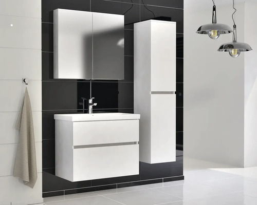 Kúpeľňový nábytok so skrinkou pod umývadlo, zrkadlovou skrinkou a vysokou skriňou v modernej kúpeľni