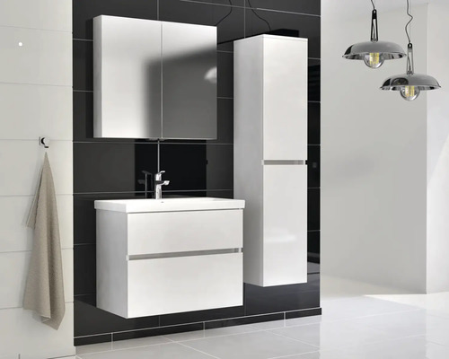 Kúpeľňa s umývadlovou skrinkou, zrkadlovou skrinkou, vysokou skrinkou a stropnými svietidlami