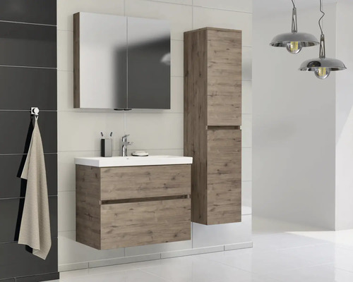 Kúpeľňa s umývadlom, zrkadlovou skrinkou a vysokou skrinkou v drevenom prevedení