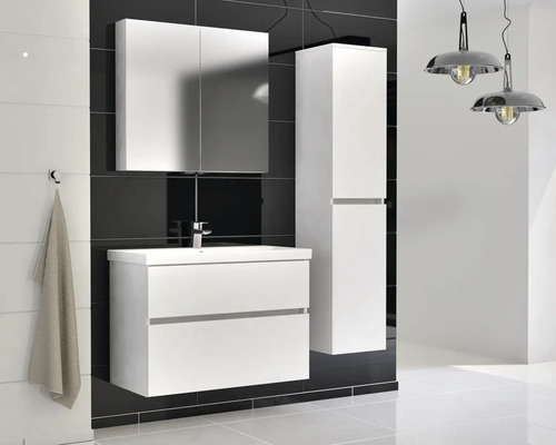 Kúpeľňa s umývadlovou skrinkou, zrkadlovou skrinkou, vysokou skrinkou a držiakom na uteráky