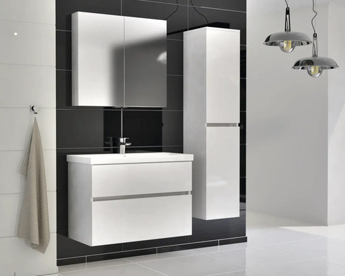 Kúpeľňa s umývadlovou skrinkou, zrkadlovou skrinkou a vysokou skrinkou