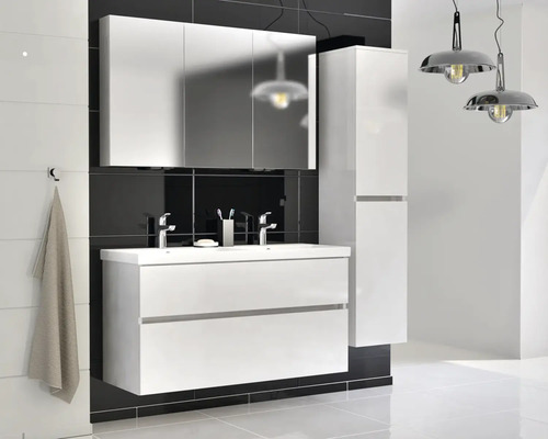 Moderná kúpeľňa s umývadlom, zrkadlovou skrinkou a vysokou skriňou pre usporiadané a svetlé prostredie.