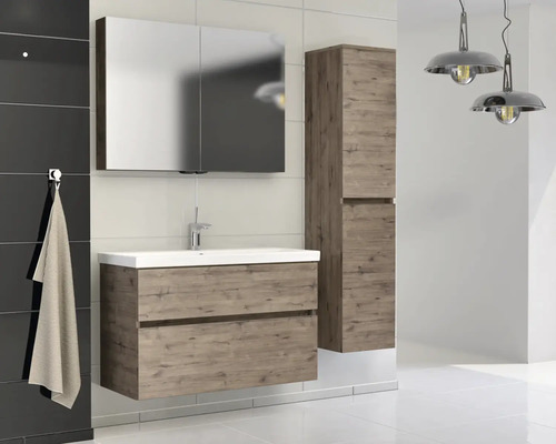 Kúpeľňa s umývadlovou skrinkou, zrkadlovou skrinkou a vysokou skrinkou vo vzhľade dreva