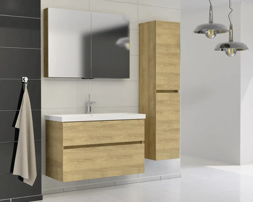 Kúpeľňa s umývadlovou skrinkou, zrkadlovou skrinkou a vysokou skrinkou