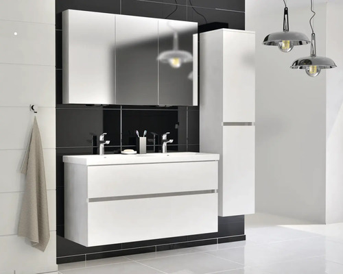 Moderná kúpeľňa s bielou umývadlovou skrinkou, zrkadlovou skrinkou a vysokou skriňou.