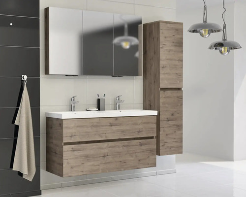 Kúpeľňa s umývadlom, zrkadlovou skrinkou a vysokou skrinkou v drevenom dizajne