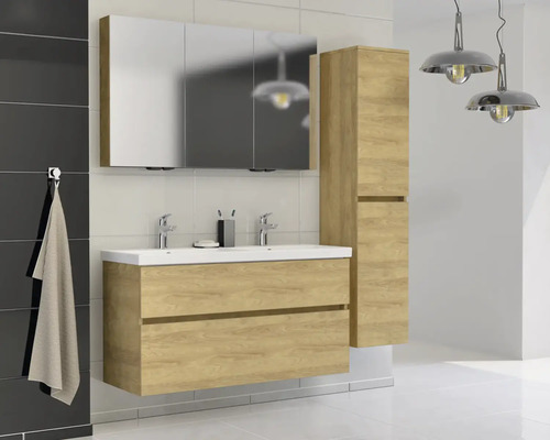 Kúpeľňa s umývadlovou skrinkou, zrkadlovou skrinkou a vysokou skrinkou vo vzhľade dreva