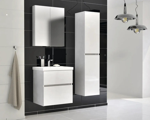 Kúpeľňa so zrkadlovou skrinkou, umývadlovou skrinkou a vysokou skrinkou