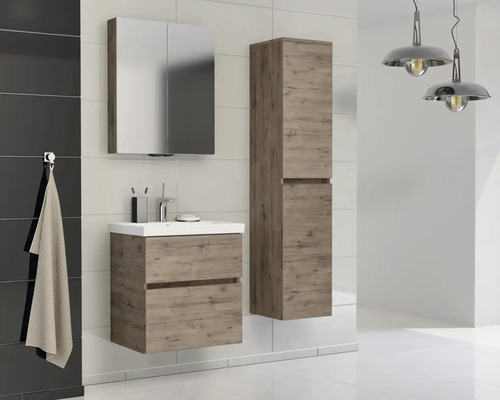 Kúpeľňa s umývadlovou skrinkou, zrkadlovou skrinkou a vysokou skrinkou v drevenom dekore