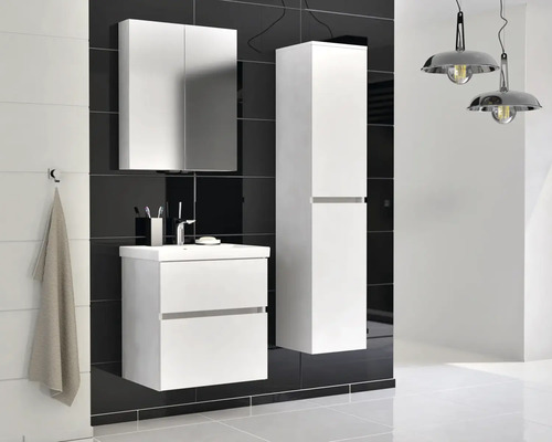 Kúpeľňa s umývadlovou skrinkou, zrkadlovou skrinkou, vysokou skrinkou a osvetlením