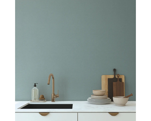 Kuchynský drez s batériou, umývací prostriedok, riad a dosky na krájanie na pracovnej doske