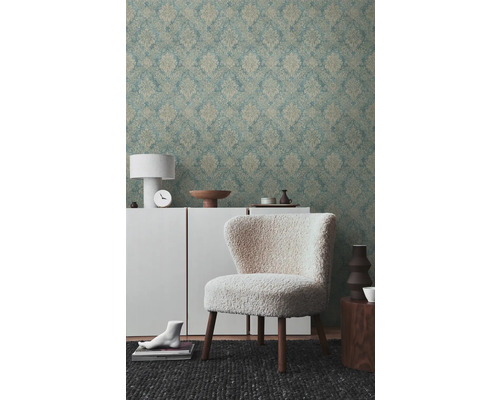 Obývacia izba s tapetou so vzorom, skrinkou, kreslom a kobercom pre štýlové zariadenie
