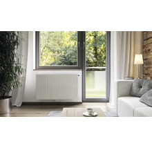 Svetlá obývacia izba s radiátorom pod oknom