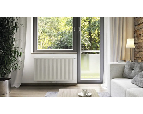 Svetlá obývacia izba s radiátorom pod oknom