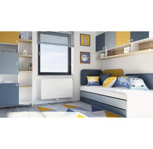 Detská izba s posteľou, skriňou, regálom a oknom