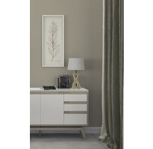 Dekoratívna obývacia izba s príborníkom, lampou, obrazom a závesom