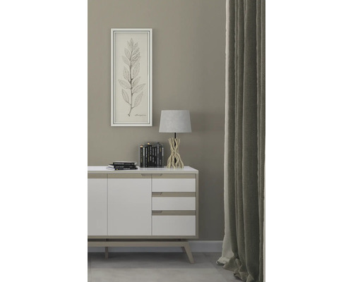 Dekoratívna obývacia izba s príborníkom, lampou, obrazom a závesom