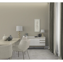 Jedáleň s jedálenským stolom, stoličkami, príborníkom, lampami a dekoráciami