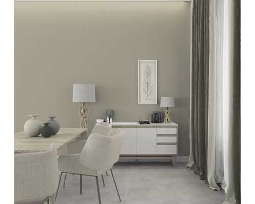 Jedáleň s jedálenským stolom, stoličkami, príborníkom, lampami a dekoráciami