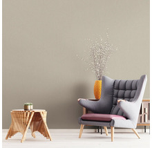 Obývacia izba s kreslom, odkladacím stolíkom a textilnou tapetou