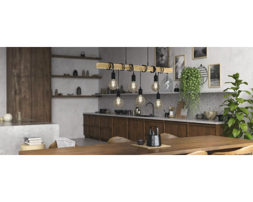 Jedáleň s dreveným stolom a závesnou lampou s viacerými žiarovkami