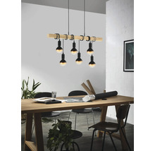 Jedálenská scéna so závesnou lampou so šiestimi svetlami, dreveným nosníkom a čiernymi objímkami