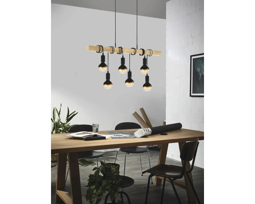 Jedálenská scéna so závesnou lampou so šiestimi svetlami, dreveným nosníkom a čiernymi objímkami