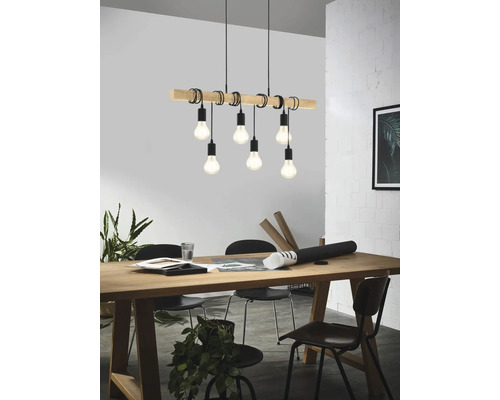 Závesné svietidlo s dreveným trámom a šiestimi žiarovkami nad jedálenským stolom.