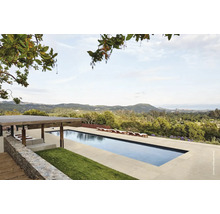 Krajinný pohľad s bazénom, ležadlami a pavilónom