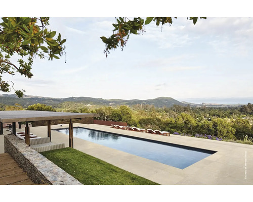 Krajinný pohľad s bazénom, ležadlami a pavilónom