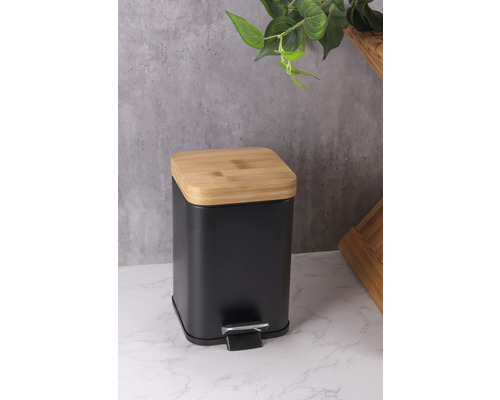 Odpadkový kôš s pedálom a bambusovým vekom