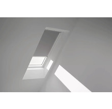 Strešné okno s roletou v svetlej miestnosti.