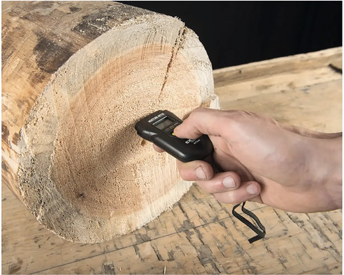 Vlhkomer na drevo meria vlhkosť klátika.