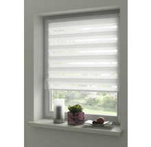 Okno s modernou bielou roletou duo pre reguláciu svetla a dekoráciu