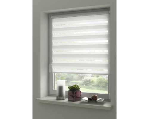 Okno s modernou bielou roletou duo pre reguláciu svetla a dekoráciu