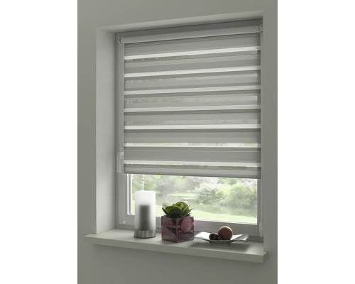 Okno s dvojitou roletou na reguláciu svetla