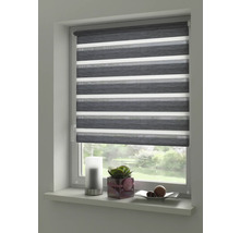 Okno so sivou pruhovanou dvojitou roletou pre súkromie a ochranu pred slnkom