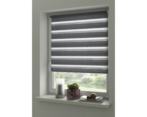 Okno so sivou pruhovanou dvojitou roletou pre súkromie a ochranu pred slnkom
