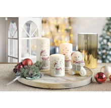 Slávnostná dekorácia so sviečkami zobrazujúcimi medvedíkov a hviezdy, usporiadané na okrúhlom drevenom podnose.