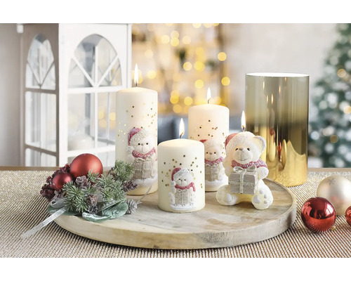 Slávnostná dekorácia so sviečkami zobrazujúcimi medvedíkov a hviezdy, usporiadané na okrúhlom drevenom podnose.