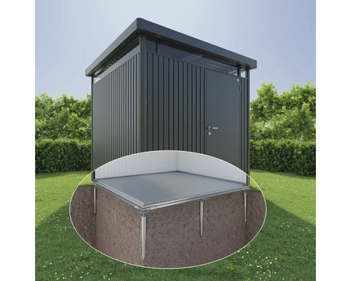 Kovový záhradný domček so skrutkovým základom v záhrade