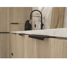 Detail kuchynskej linky s kuchynskou batériou a úchytkami