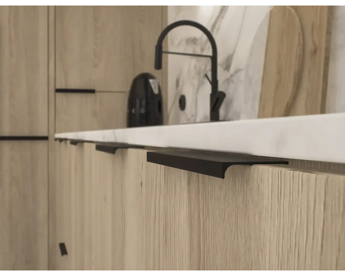 Detail kuchynskej linky s kuchynskou batériou a úchytkami