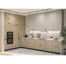 Moderná kuchyňa s drevenými a bielymi čelami, čiernou armatúrou a osvetlením.